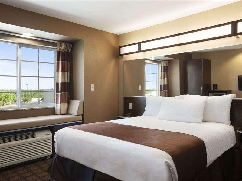 Microtel Inn & Suites Pleasanton Buitenkant foto